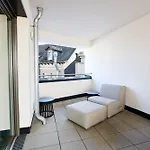 Hotel Adapt
