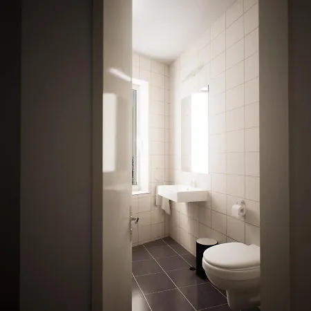Hotel Adapt